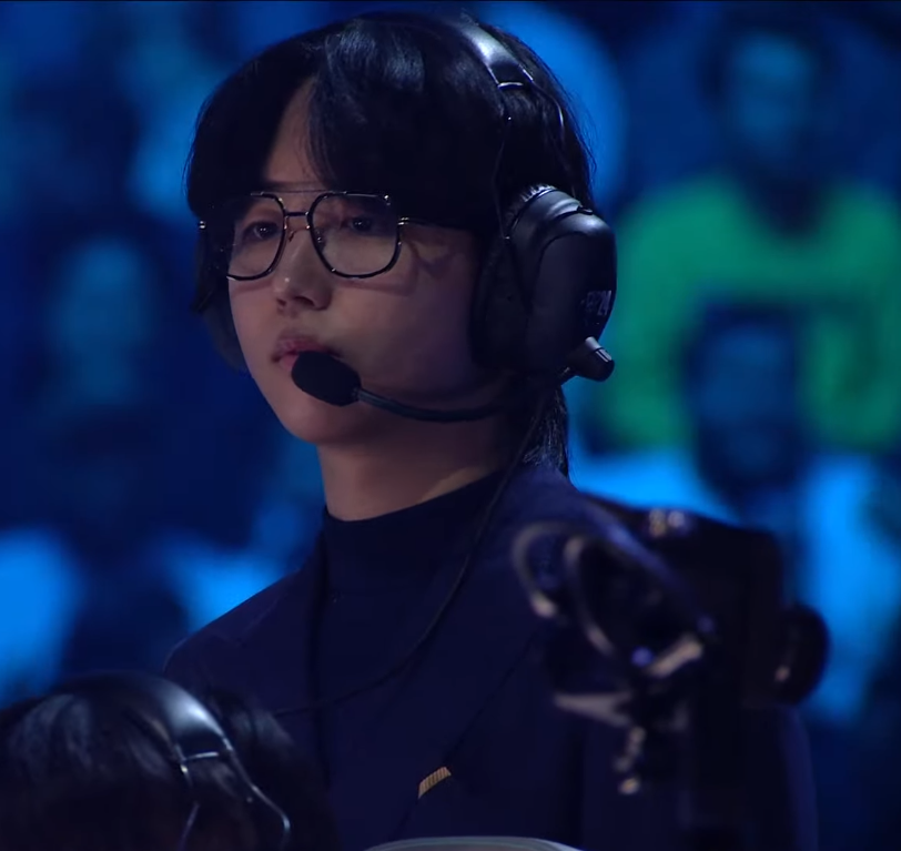 rideonFaker_'s tweet photo. T1 is where the best belong indeed because WHY DOES ROACH LOOK SO FINE?!?!?!!!??!?! 😭🩷

That hairstyle and turtleneck is doing things to me help huhuhuhuh https://t.co/2umiijWrqY