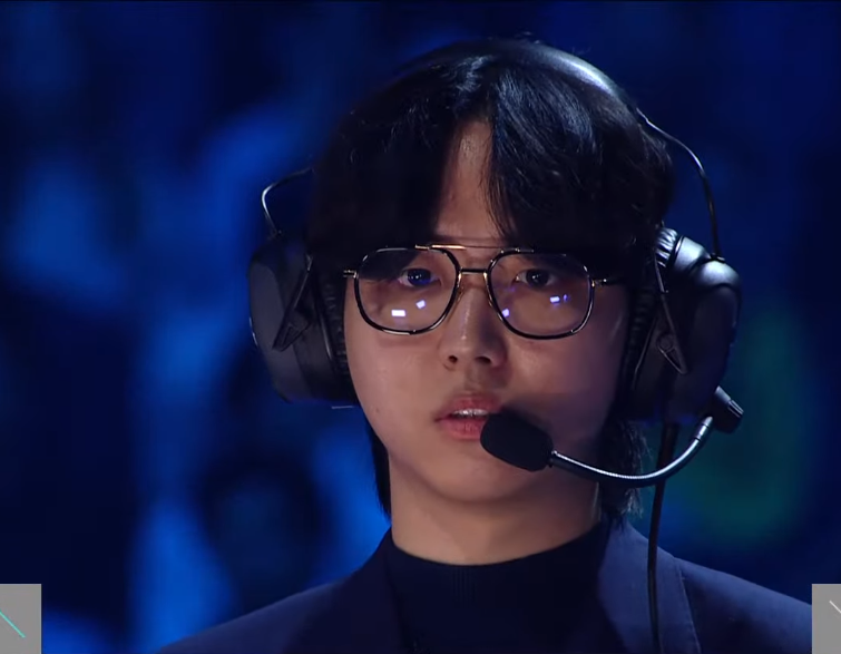 rideonFaker_'s tweet photo. T1 is where the best belong indeed because WHY DOES ROACH LOOK SO FINE?!?!?!!!??!?! 😭🩷

That hairstyle and turtleneck is doing things to me help huhuhuhuh https://t.co/2umiijWrqY