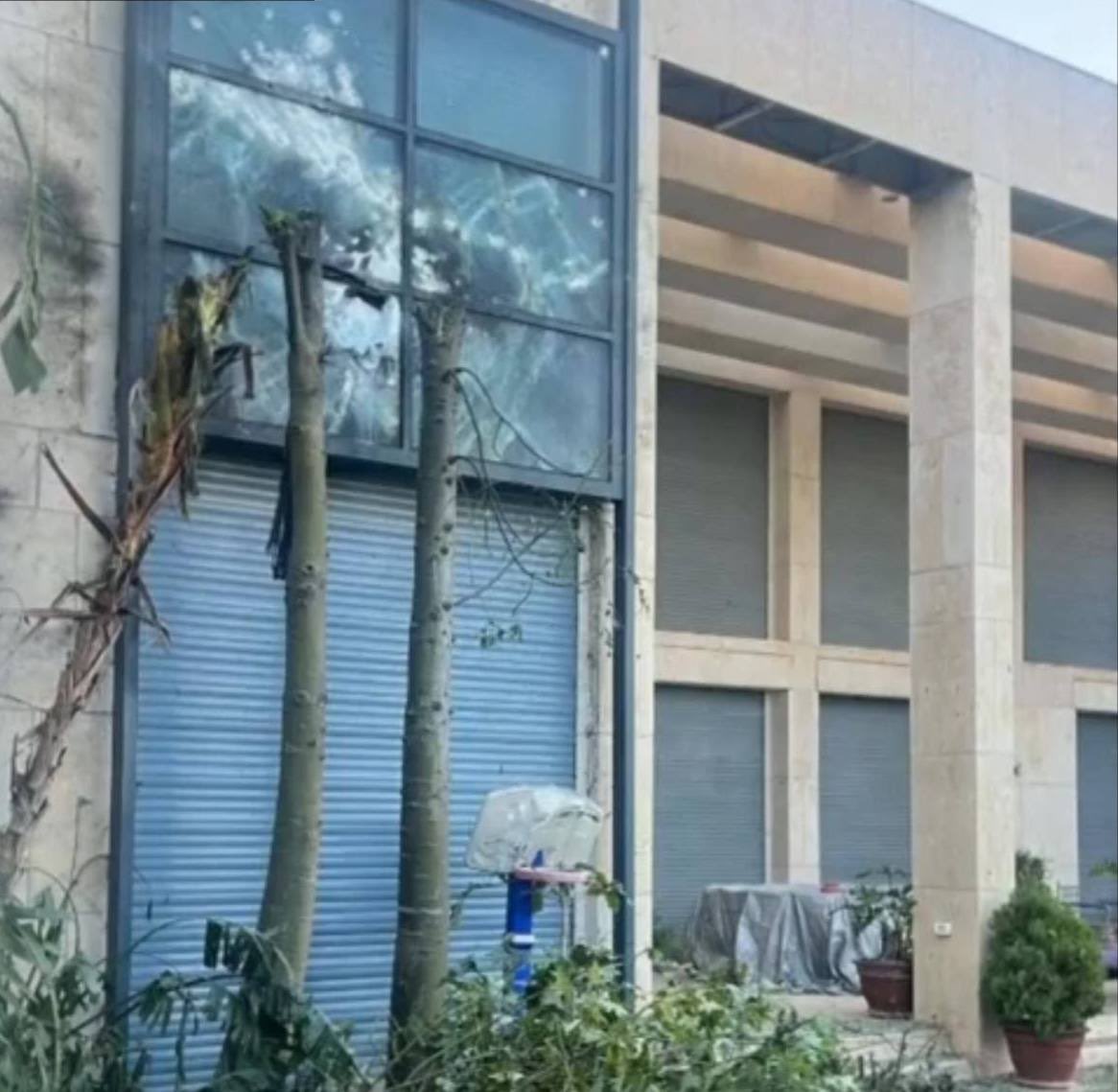 شاهد: أوضح صورة لتضرر منزل نتنياهو بعد استهدافه بطائرة مسيرة (صورة)