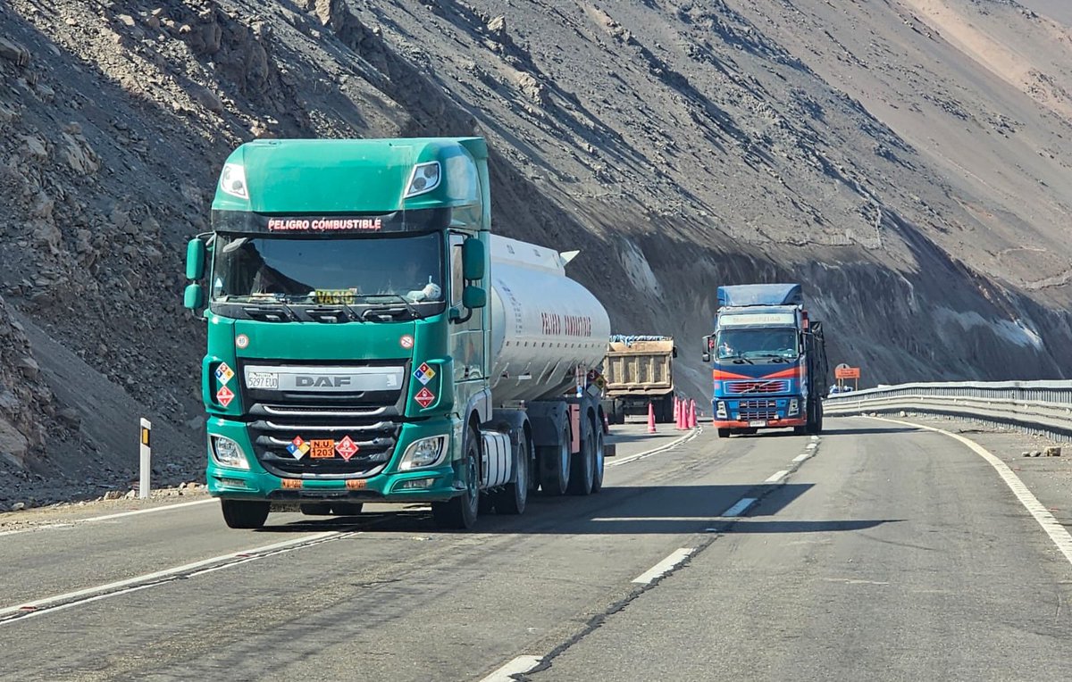 FronteraNorte15's tweet photo. MOP informa reapertura del tránsito en ruta 5

Luego de los trabajos de despeje de la ruta  por los derrumbes de hoy sábado 19, el tránsito se encuentra habilitado en la cuesta Cultura Chinchorro.

Recodar que  entre 20:00  y 08:00 horas se mantiene cerrado al paso de todo tipo de vehículos.