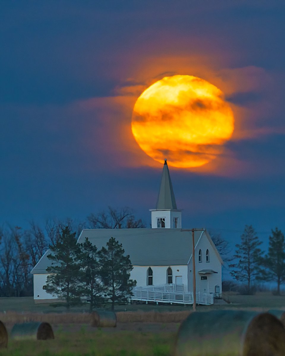 Robin&Arlene Karpan (@karpanparkland) on Twitter photo Last night's moonrise over Pleasant Point Church <a href="/Saskatchewan/">Tourism Saskatchewan</a>. #ExploreSask #ExploreCanada #ThePhotoHour #stormhour #shareyourweather #TMACtravel #satw #raw_skies #nightsky #moonpics #moonphoto #nightscape Last night's moonrise over Pleasant Point Church <a href="/Saskatchewan/">Tourism Saskatchewan</a>. #ExploreSask #ExploreCanada #ThePhotoHour #stormhour #shareyourweather #TMACtravel #satw #raw_skies #nightsky #moonpics #moonphoto #nightscape