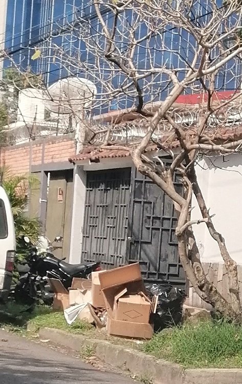 Muchas empresas, no saben gestionar el desecho de cartón, en la colonia Escalón, muchas oficinas corporativas sacan cajas de cartón para que se los lleve el camión recolector, pero es insuficiente, se necesita gestionar. Puede ocurrir varias situaciones.