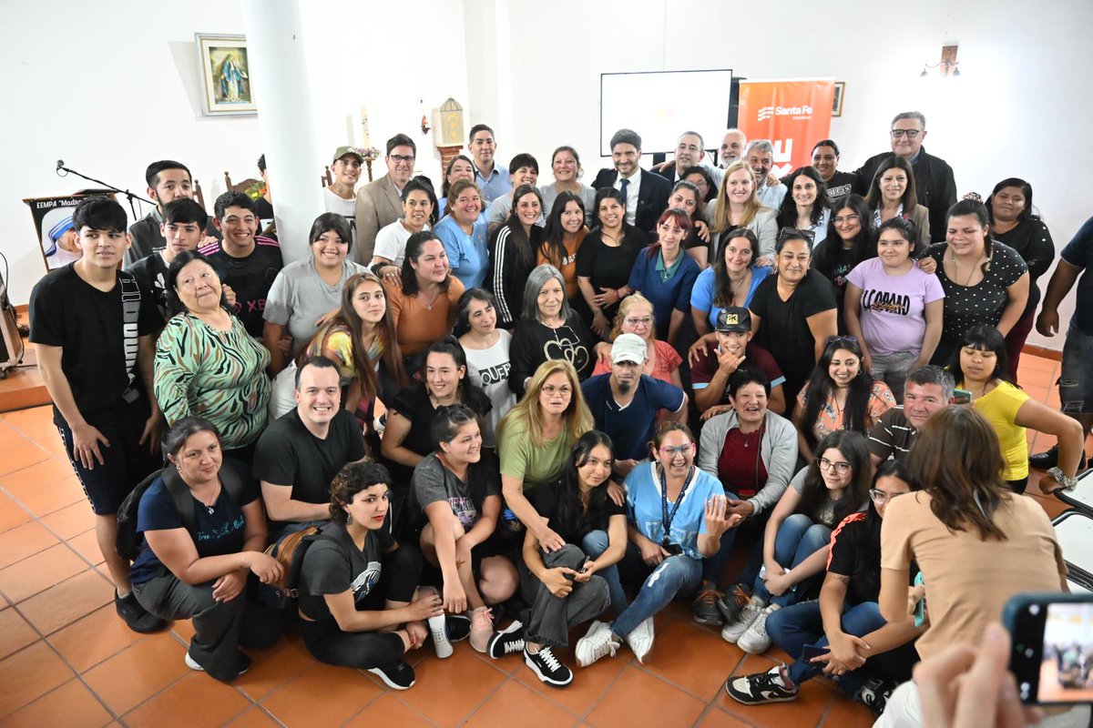 ClaraGarcia_SF's tweet photo. PRESENTES EN PUENTE NEGRO

Puente Negro nos conmueve, un espacio de la ciudad al que el #PlanAbre viene a darle un futuro esperanzador. La obra de ampliación del EEMPA “Madre Teresa”, que funciona en la capilla Nuestra Señora de Pentecostés del barrio, al que asisten 100 alumnos, es la muestra de la sensibilidad, la austeridad y la acción de un gobernador como @maxipullaro y equipo. Seguramente, en pocos meses estaremos de vuelta para decir: “Tarea cumplida”.