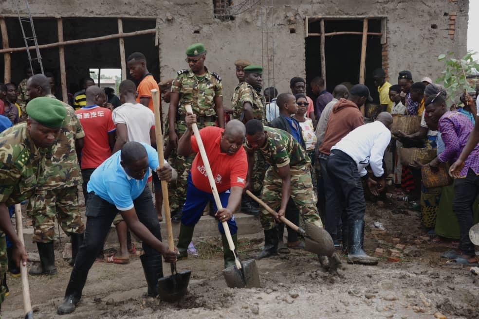 LeRenouveauBdi's tweet photo. Le @MdnacBi, @TribertMutabazi, en compagnie des élus de @BubanzaProvince, s'est joint à la population de la zone Buringa en commune Gihanga, dans les travaux de mélange de moellons, graviers et du ciment pour le bétonnage des différents bureaux du Centre de santé de #Buringa. https://t.co/pv7pr0hSvY