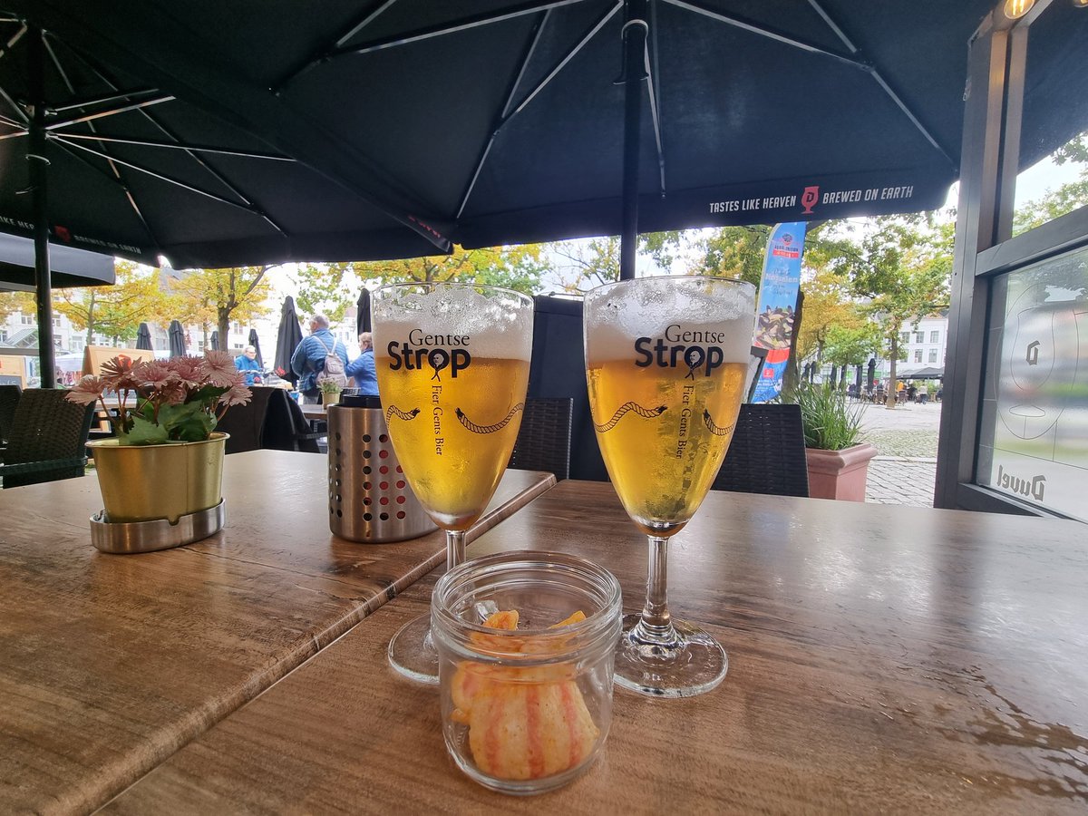 Perfect Saturday afternoon in Ghent: a couple of local beers and a pot of Frazzles.