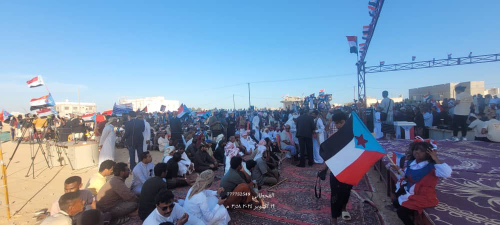 عااااجل صور حديثة من المهرة 

الساحة في المهرة بدأت تمتلئ بالحشود ومواكب الوفود من عدد من المديريات مازالت في طريقها إلى مكان المظاهرة .
#المهره_هويتها_جنوبيه