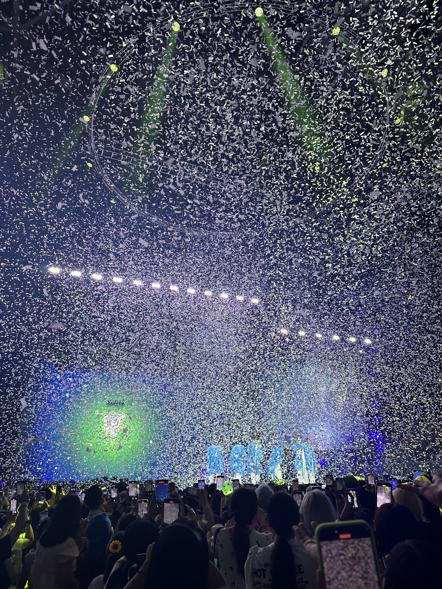 CKNDHCFS's tweet photo. 디렉터님도 놀라고
드리미들도 놀라고
시즈니도 놀라고 
근데 진짜 그럴만 했음 ㅋㅋㅋ https://t.co/1DDMfRR3Mw