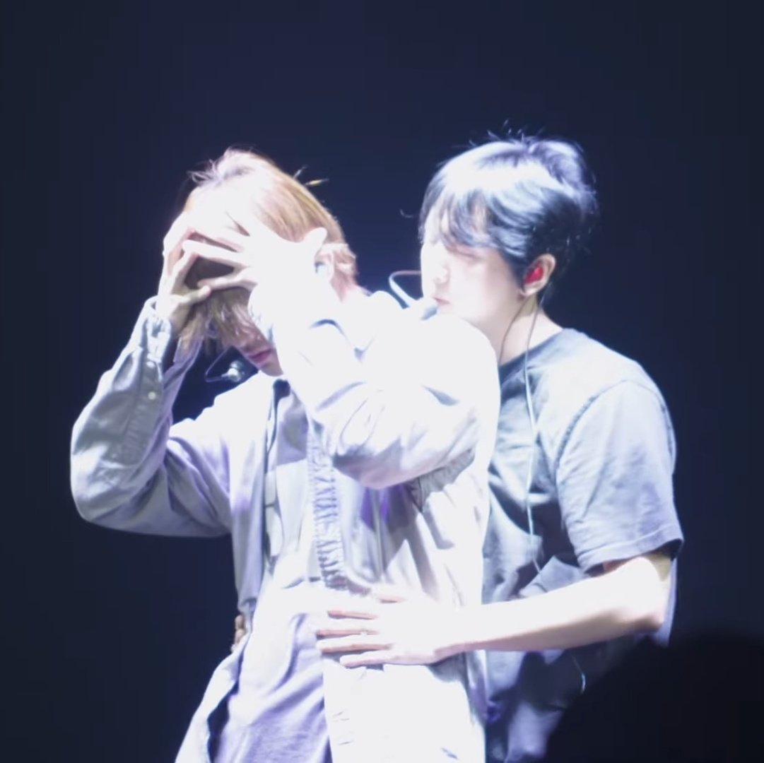 kuemahae's tweet photo. mahae... backhug... again... t___t https://t.co/zAYWiwfmO5