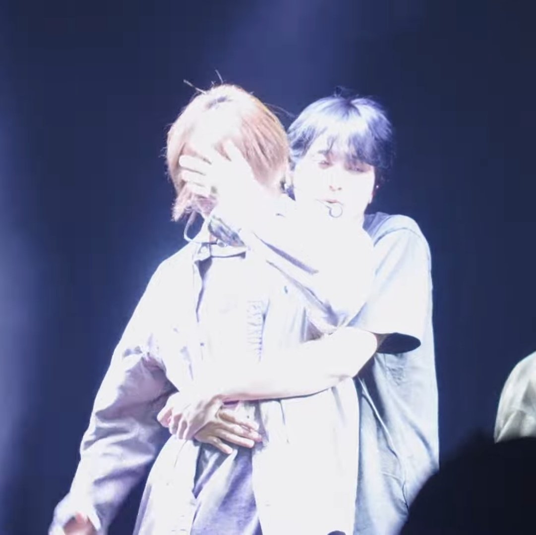 kuemahae's tweet photo. mahae... backhug... again... t___t https://t.co/zAYWiwfmO5