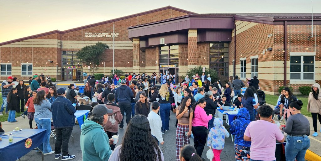 _AndyJacks's tweet image. Celebrating the end of #HispanicHeritageMonth with a really fun celebration with great food and dancing! #EllisExplorers