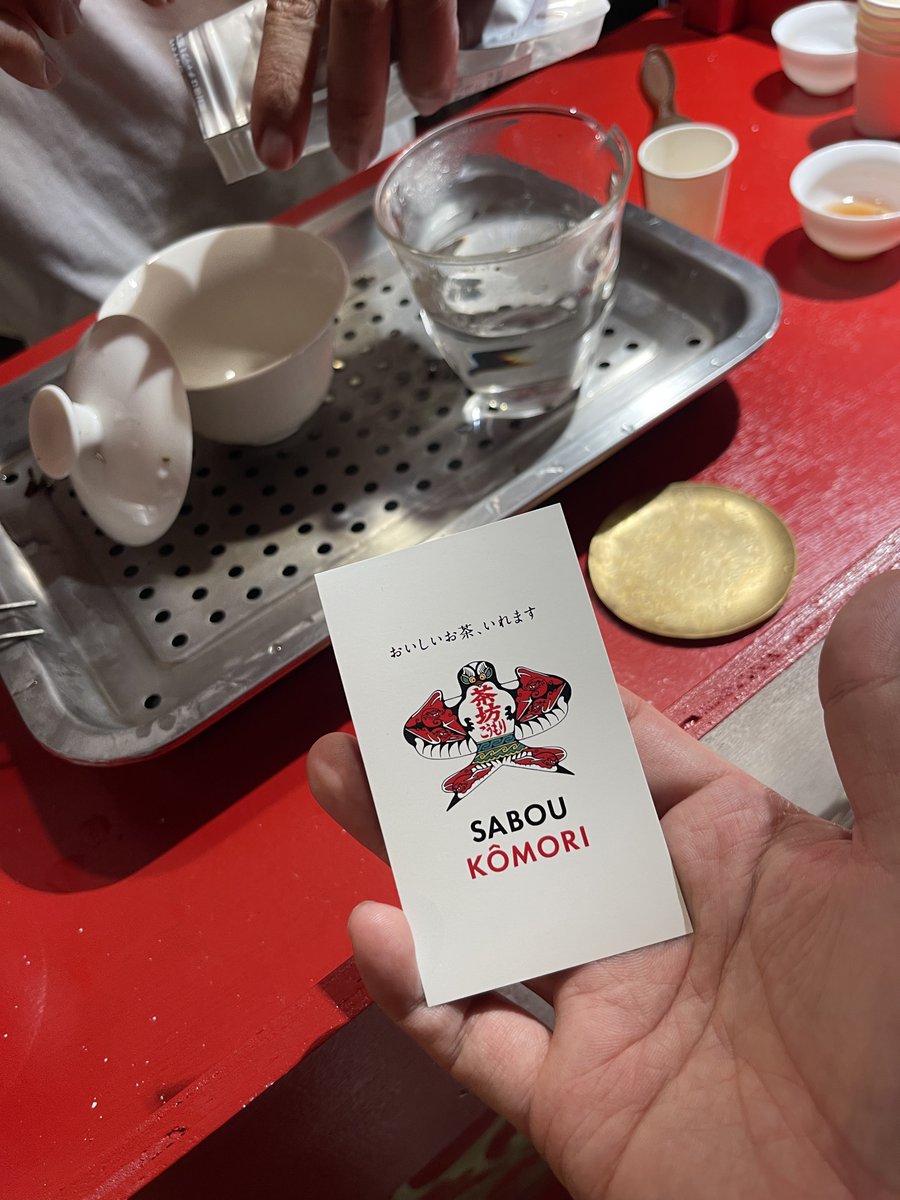 charou_uka's tweet photo. 今日はお店に一瞬だけ立ち寄って、直ぐにお店を閉めてスタッフと一緒に隣街で開催中のフードフレアへ行ってきました❗️
最大の目的
青娥茶房直系の弟子“茶房こうもり”さんの初陣を見届けてきました！！

茶樓雨香とこうもり茶房は弟子と弟弟子の関係、晴れて独り立ちです☀️天晴れ

明日もフードフレアは開催しているので沖縄在住の中国茶ファンは行ってみてね

今後の活動はインスタグラムの @sabou_koumori をチェックお願いします