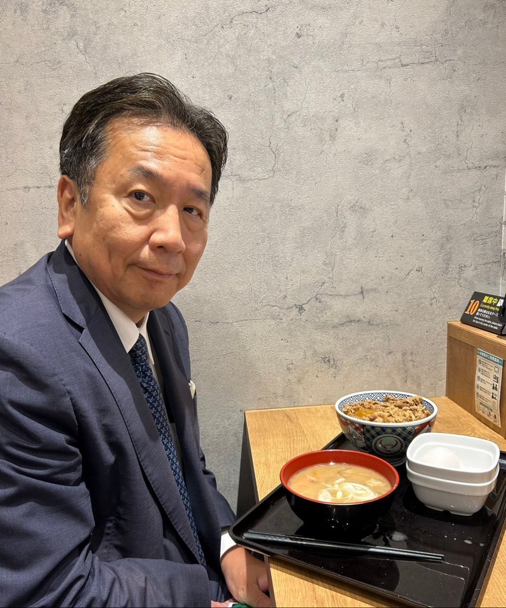 suzupon_youtube's tweet photo. 選挙前になると食事の投稿増えて庶民派アピールしだすの面白い。
何食べててもいいから政治をしっかり頼みたい。
吉野家食べてるから応援する、とか無いから。 https://t.co/udb8EDDeyZ