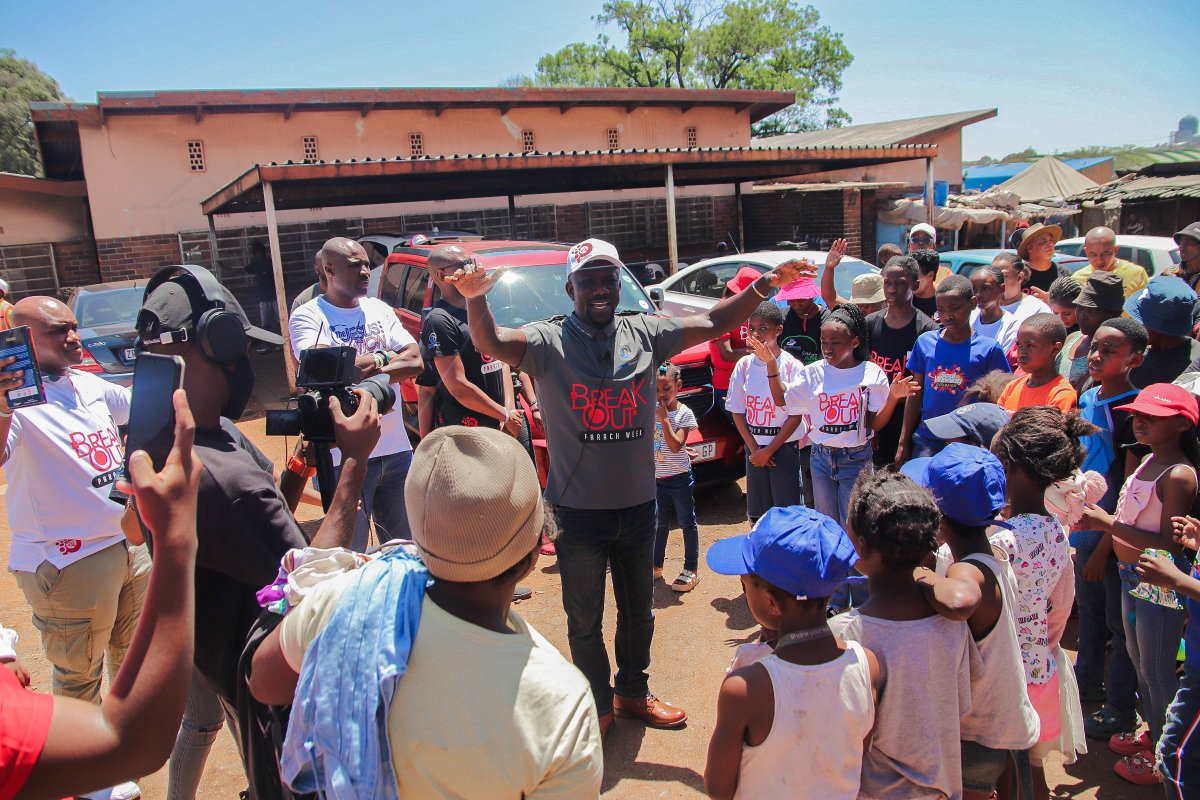 obed_ntem's tweet photo. Today we visited the streets of Hillbrow in celebration of Parach (BreakOut) as we were Blessing, Feeding and Preaching the Goodnews demonstrating love unto the people.

#TheresNoTime #CaptainOfJohannesburg
#HappyBirthdayParach #ParachDailyDovotion https://t.co/I3OSsiLR3u