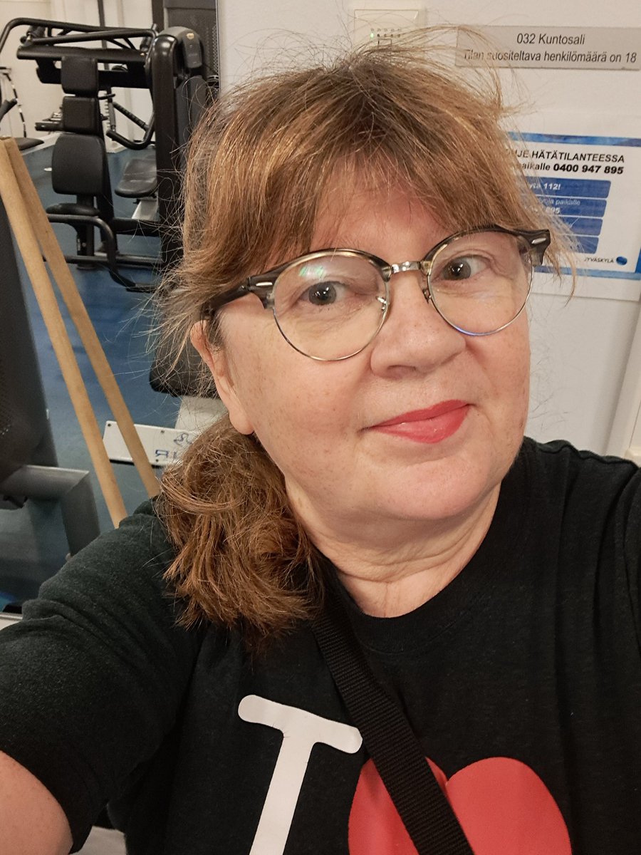 Rituleix's tweet photo. Salilla tänään, olipa vääntöä 🤪 Yksi laite kiinnosti, muttei ollut ohjekuvaa, niin kysyin ääneen miten tätä käytetään? Heti tuli apuja, hiihtolaitehan se oli, eräs tuumasi: kuin tanssia hangella 🤗 #Vellamo #kuntosali #treenit https://t.co/WPrKcxfHou
