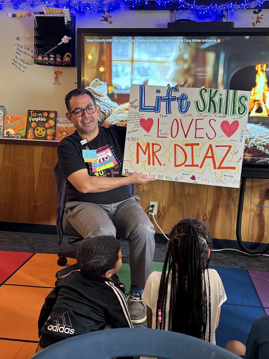 cdiazcfisd's tweet photo. 🥰 Feeling the love and appreciation of my wonderful staff and students at @cfisdowens 💙🐰♥️ during #nationalprincipalsmonth @CyFairISD @CFISDprin #ThePathToAmazing at Owens #OwensPRIDE #CFISDSpirit https://t.co/hHhRhu9waM