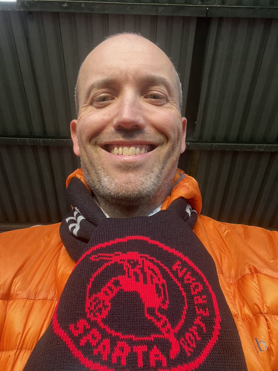 Even een keer aan de andere kant van stadion. Na belabberde eerste helft nu 2-2 en door mannen! #spaalm <a href="/SpartaRotterdam/">Sparta Rotterdam</a>