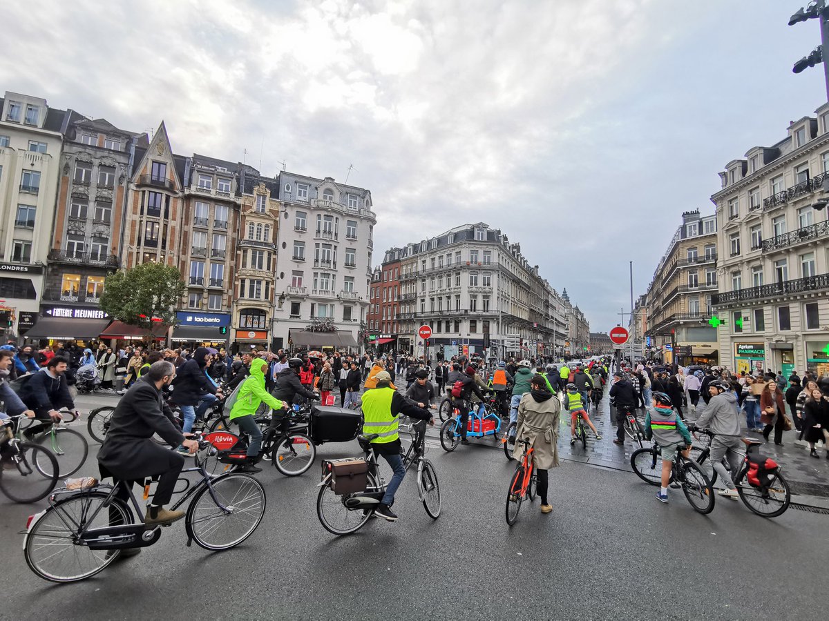 Les cyclistes lillois présents pour l'hommage à #Paul organisent une #criticalmass dans les rues de <a href="/lillefrance/">Ville de Lille</a>, accompagnés par le tintement des sonnettes.