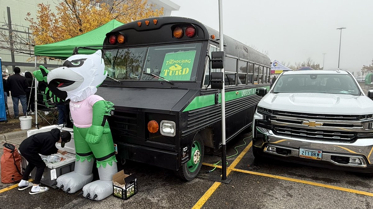 cfbcampustour's tweet photo. ‘The Blackhawk Bus’ @ North Dakota

A school bus converted into the ultimate UND tailgating vehicle #ThunderingTurd 💩😂 https://t.co/nMS9CcJxck