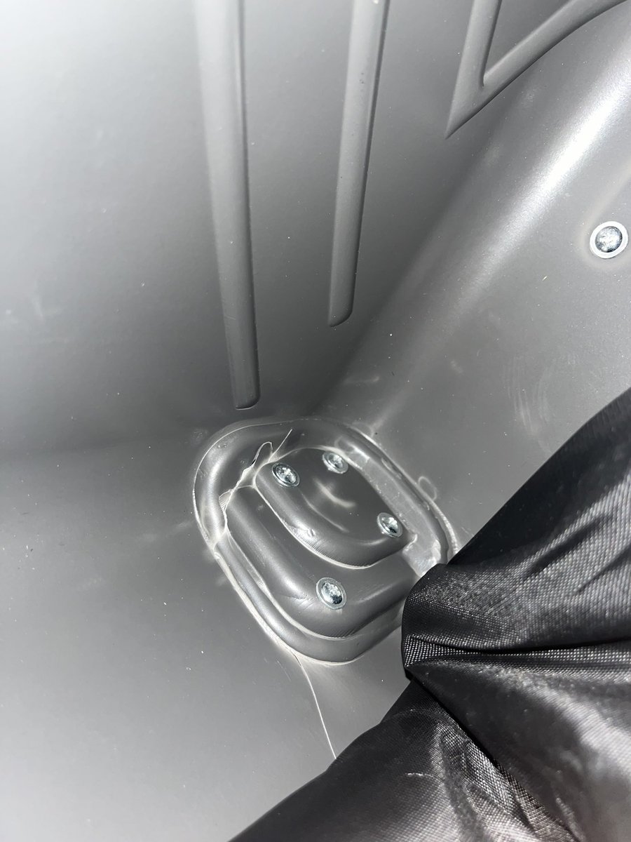 Lolabumbanda's tweet image. Hoy nos tocó a nosotros. @LATAM_CO rompió la maleta donde llevamos nuestros equipos de trabajo, interfaz, teclado, etc en tres partes diferentes. Nos ofrecen soluciones que incluyen $70 para gastar en latam, o sea, migajas que igual son para ellos. Por fa retuit. Que se enteren.