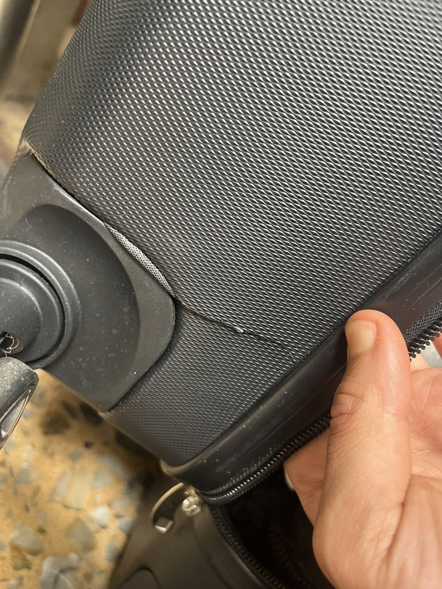 Lolabumbanda's tweet image. Hoy nos tocó a nosotros. @LATAM_CO rompió la maleta donde llevamos nuestros equipos de trabajo, interfaz, teclado, etc en tres partes diferentes. Nos ofrecen soluciones que incluyen $70 para gastar en latam, o sea, migajas que igual son para ellos. Por fa retuit. Que se enteren.