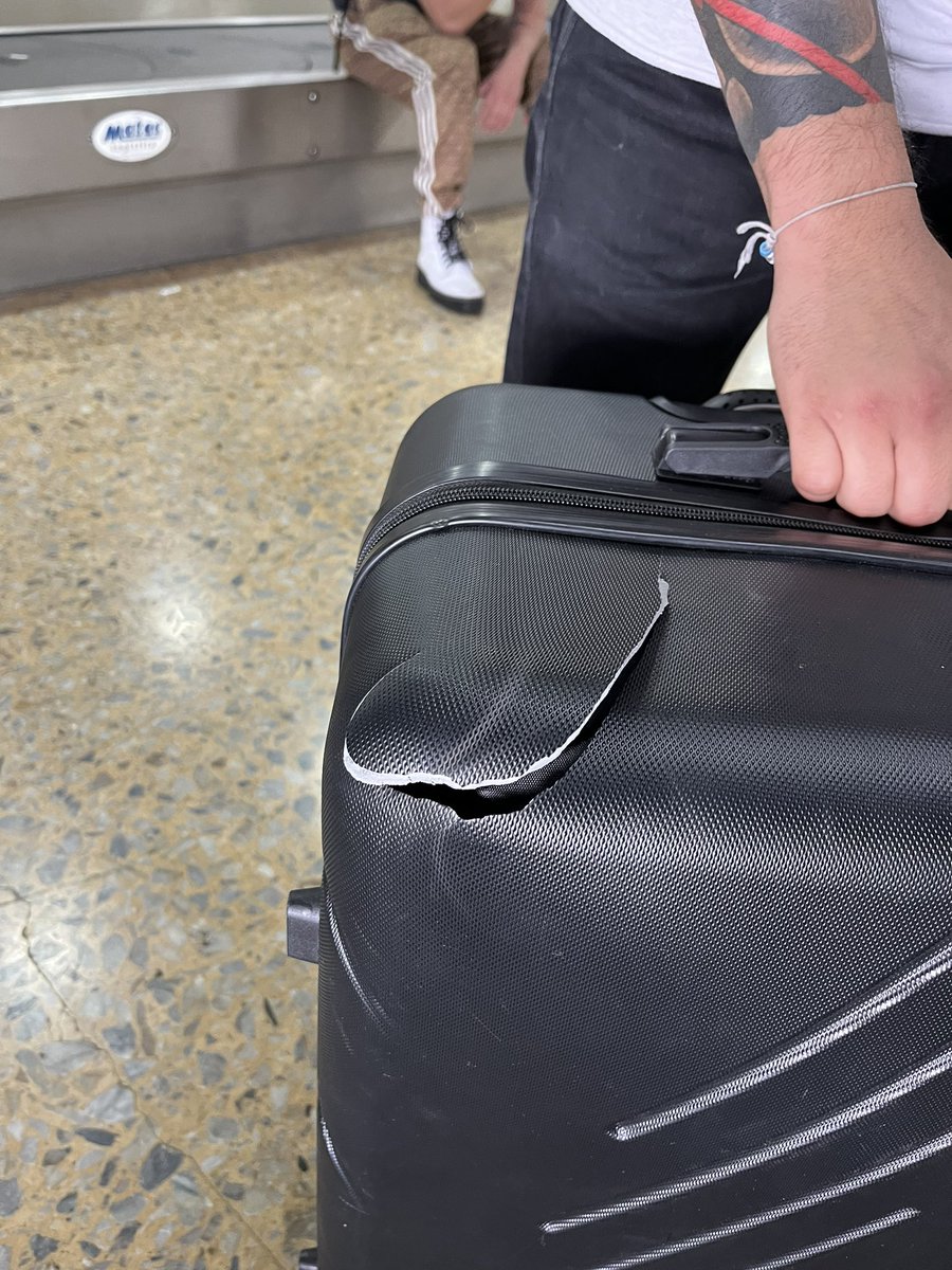 Lolabumbanda's tweet image. Hoy nos tocó a nosotros. @LATAM_CO rompió la maleta donde llevamos nuestros equipos de trabajo, interfaz, teclado, etc en tres partes diferentes. Nos ofrecen soluciones que incluyen $70 para gastar en latam, o sea, migajas que igual son para ellos. Por fa retuit. Que se enteren.