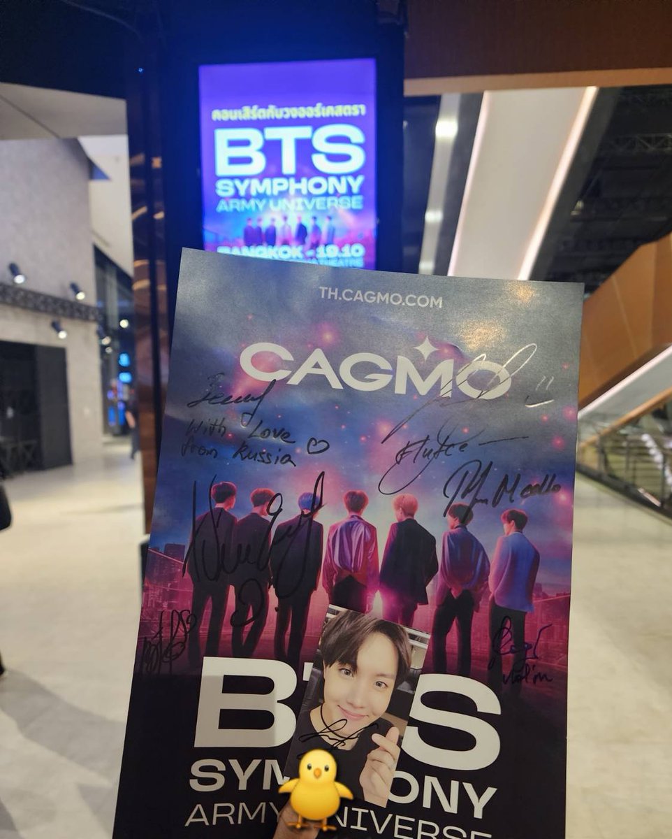 jimCrazy1995's tweet photo. แค่ไปแซวคุณนักดนตรีเค้าว่า
"J-hope So cute"
เค้าก็เอาการ์ดพี่โฮปไปเซ็นละยื่นให้เรา บอก "Gift"
( การ์ดเมมเบอร์บังทันวางอยู่ตรงหน้านักดนตรีทุกคนเลย คนละใบ )
ฮือน่ารักมาก🥹
#cagmo #BTSSYMPHONYARMYUNIVERSE https://t.co/tRR2sPmGBx