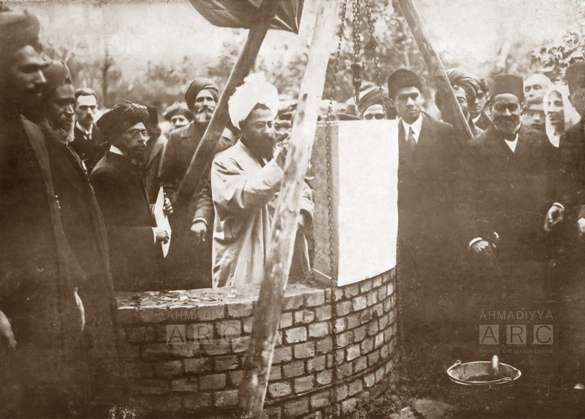 ahmadiyya_arc's tweet image. ☪️100 Years Ago Today: A Historic Milestone! 🕌✨

On 19 October 1924, Hazrat Musleh-e-Maud (ra) laid the cornerstone for London’s First Mosque—a moment that forever shaped the history of Islam in the UK! 🇬🇧

#100YearsAgo #IslamicHistory #LondonMosque #Ahmadiyya