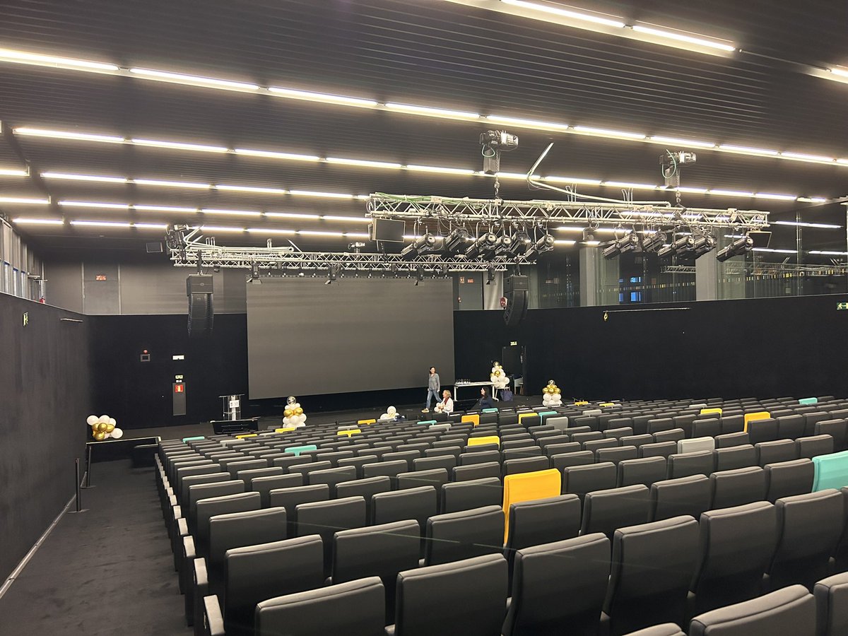 A las 16:30 nos conectamos de nuevo. Atentos al streaming de <a href="/PremioEspiral/">Premio Espiral</a> . youtube.com/live/X--R54o8y…