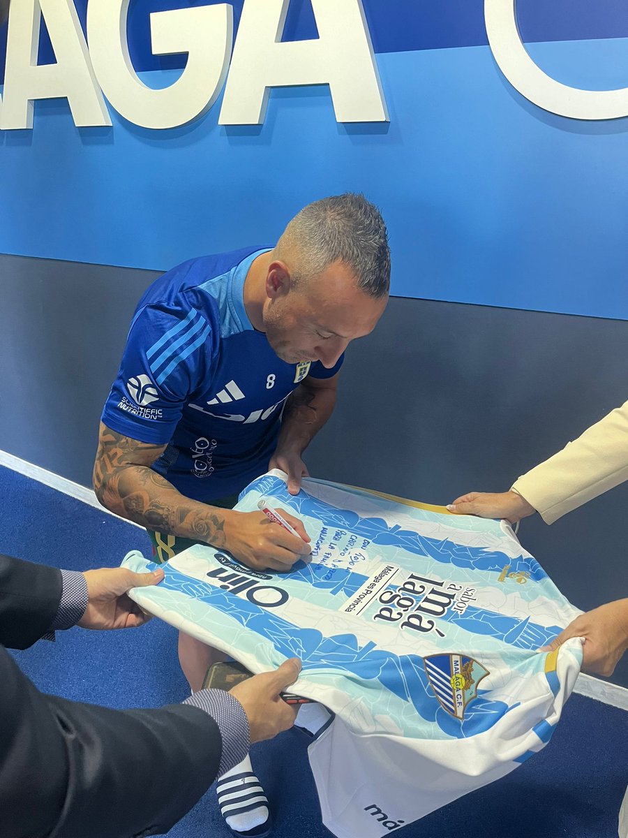 MalagaCF's tweet photo. La magia del reencuentro 💙 🫂

¡Bienvenido de nuevo, @19SCazorla! https://t.co/SpJGGrp5bu