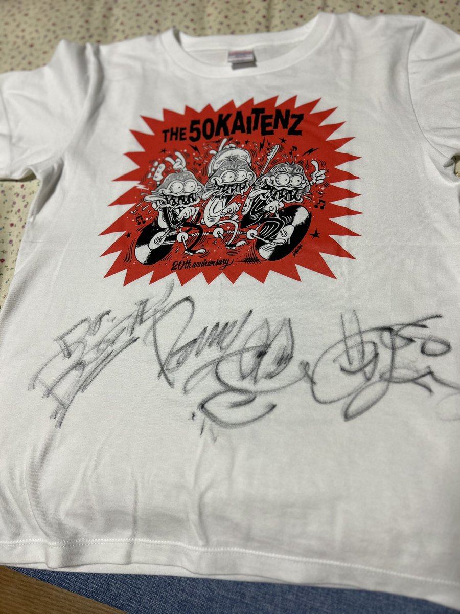 take_zoone's tweet photo. ホール・ドーム・アリーナ・
フェス
まぁ〜・・
演者が豆粒くらいの大きさ
だから
ステージ脇のオーロラビジョンを観に行ってる感じ

LIVEハウスは
演者の表情・熱・汗
全てを感じられるから
好き

コロナもボチボチだし
小2のセガレと参戦して来ました。
また行きたいと思う
#ザ50回転ズ https://t.co/dIE0PrOkIZ