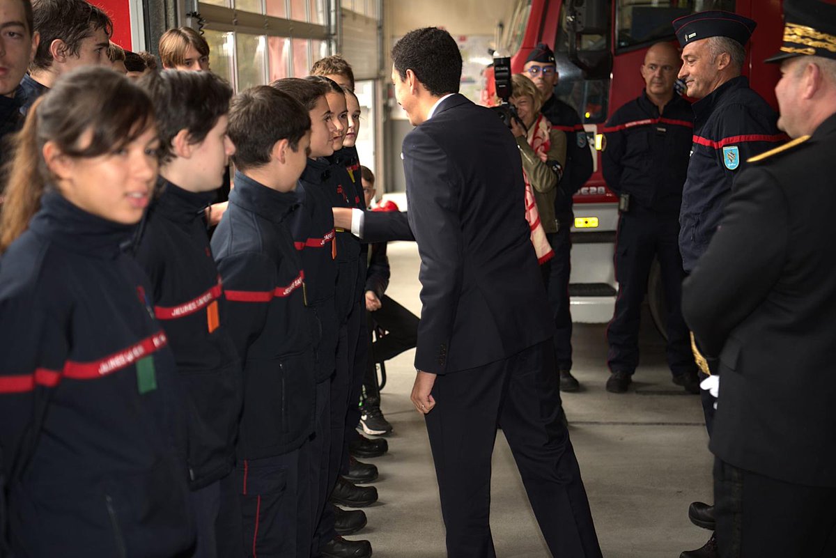 pompiers78's tweet photo. #Merci Monsieur le Ministre @othmannasrou, pour les échanges de ce matin avec les Jeunes sapeurs-pompiers (JSP) des Yvelines et les personnels du centre de secours de La Celle-Saint-Cloud, notamment sur  l'engagement citoyen de cette jeunesse.
Devenir #JSP, c'est vivre une expérience unique permettant de développer un véritable esprit de #solidarité, de #civisme et d'altruisme.