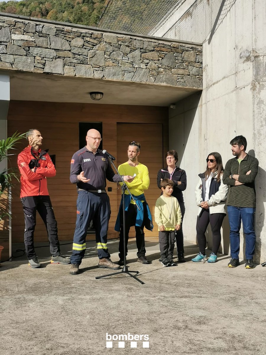 bomberscat's tweet photo. Avui a Camprodon, hem fet un acte de record i homenatge a en Siscu Carola, que ens va deixar a principis d’any. Pioner del Grup de Rescat de Muntanya,  cap de parc dels Bombers Voluntaris de Camprodon, referència internacional en muntanyisme i medalla de la Vila de Camprodon. https://t.co/ZYCQEqQxGV