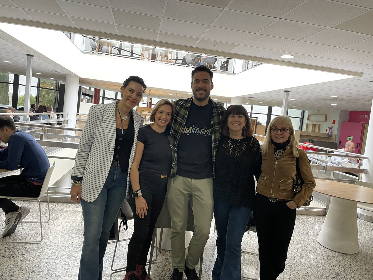 En este #DíaMundialContraElCáncerDeMama tenemos que crear espacios para debatir y aprender de las necesidades de las personas que viven con este cáncer. Escucharles para cambiar, para mejorar. La suerte de conoceros y aprender de vosotras ❤️