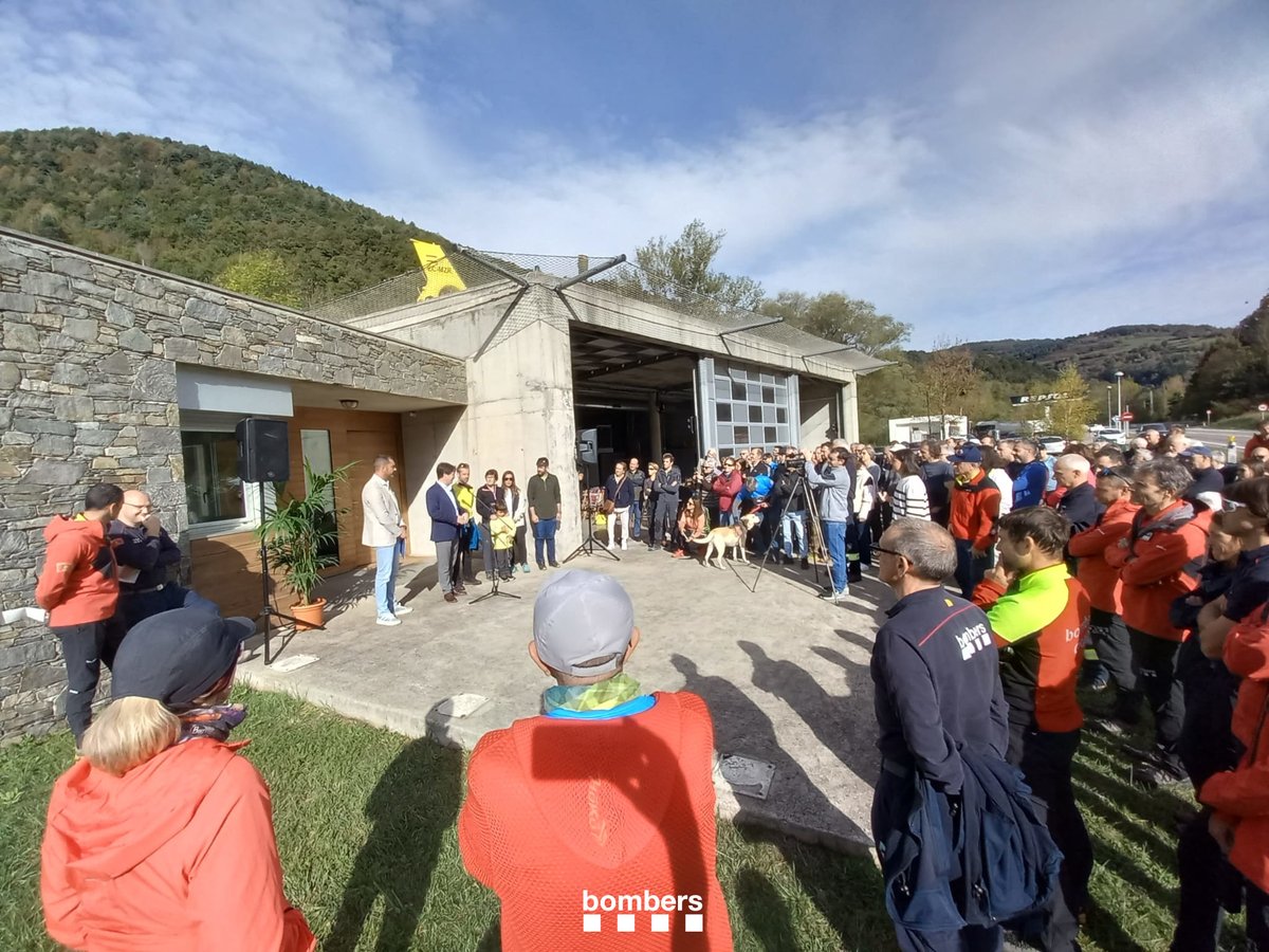 bomberscat's tweet photo. Avui a Camprodon, hem fet un acte de record i homenatge a en Siscu Carola, que ens va deixar a principis d’any. Pioner del Grup de Rescat de Muntanya,  cap de parc dels Bombers Voluntaris de Camprodon, referència internacional en muntanyisme i medalla de la Vila de Camprodon. https://t.co/ZYCQEqQxGV