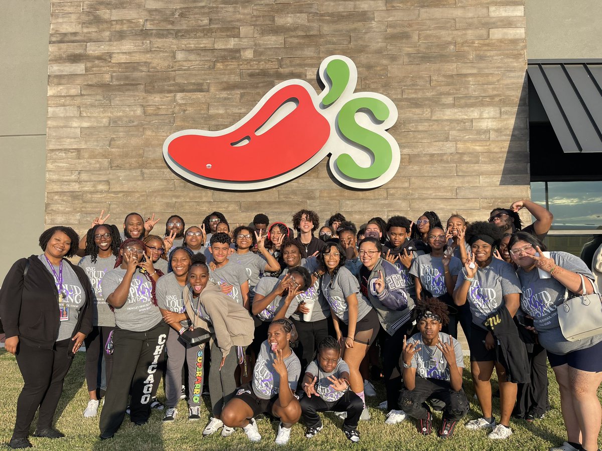 A_Foxy_Lady's tweet image. What happens when a teacher calls you and requests tables for a 55 top of Crowley HS Choir students?! You say, c’mon, we got you! We all had a blast! #FunAtmosphere #ChilisLove #ChilisChisholmTrailParkway @Roymascorros @JBarraza6