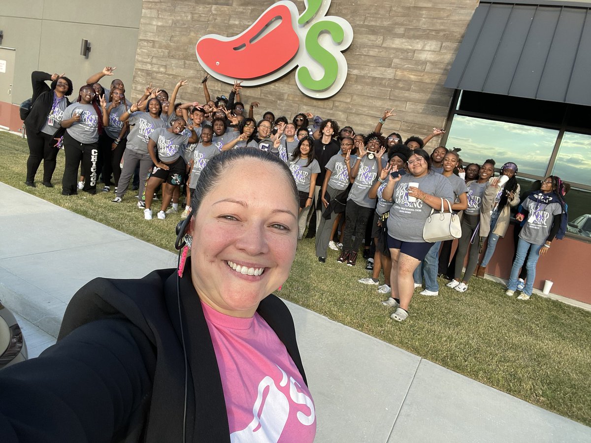 A_Foxy_Lady's tweet image. What happens when a teacher calls you and requests tables for a 55 top of Crowley HS Choir students?! You say, c’mon, we got you! We all had a blast! #FunAtmosphere #ChilisLove #ChilisChisholmTrailParkway @Roymascorros @JBarraza6