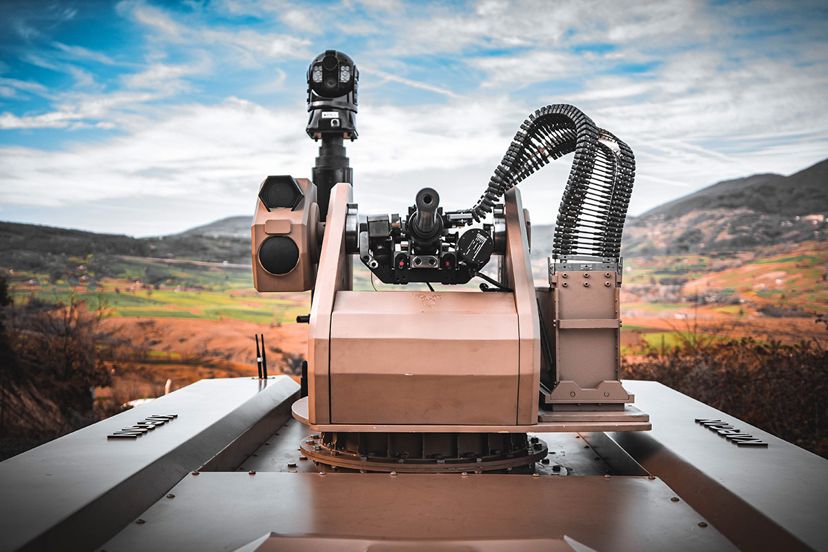 TurkishCentury's tweet image. DEADLY COMBO 🔥 -- @havelsanglobal&apos;s do-it-all #KAPGAN UGV rover mounted with the @canikarms #Unirobotics #TRAKON-Lite with an option of 7.62mm MG or 40mm grenade/SAL-guided missile launcher can cut through enemy defenses without risking a single soldier. 🇹🇷