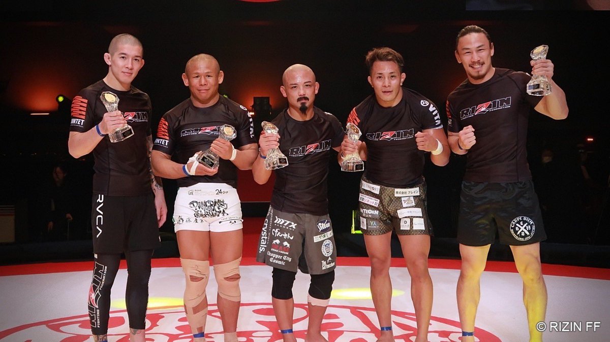 初のクインテット。
チームRIZIN！なんとか勝つことが出来ました！

矢地さん、北岡さん、倉本さん、新居さん、
セコンドの八隅さんイゴール。先輩方のおかげで準備期間からずっと楽しかったです😊

チームサクの皆様、応援に来てくれた仲間達、会場で声かけてくれた方々ありがとうございました！