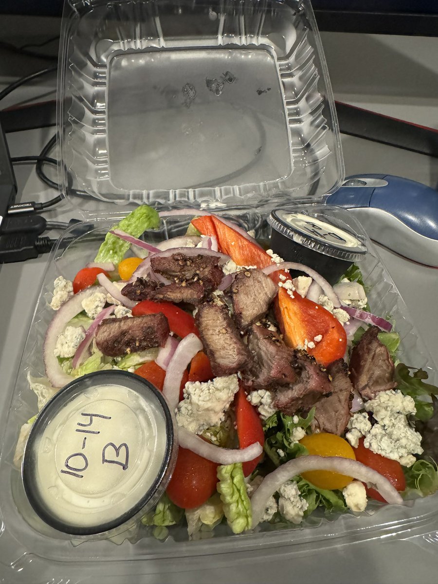 GoodShibu's tweet photo. Lunching at the office ๐
Portland Pieโs:
Steak and Bleu Salad
Cheese Calzone
#delicious #portlandpie https://t.co/wbLKb4Lg74
