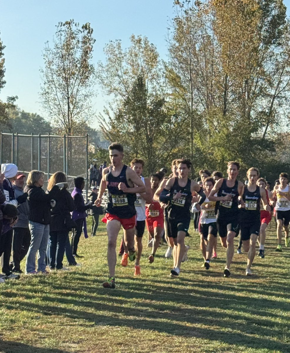 QuakerSports's tweet photo. Jake Nehring leading the pack about halfway through the boys race. https://t.co/nPdnsyq4E3