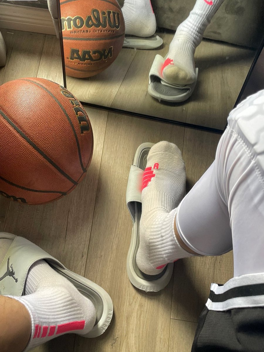 穿了好久的袜子，都变色了

#健身 #運動 #體育生 #top #fyp #龙龙 #猛男 #白袜 #籃球 #籃球男孩