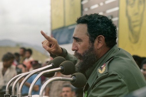19 de octubre de 1977 Durante una visita oficial a Jamaica, el Comandante en Jefe Fidel Castro visita la escuela secundaria José Martí, construida por obreros cubanos.#RevoluciónCubana #CubaViveEnSuHistoria
