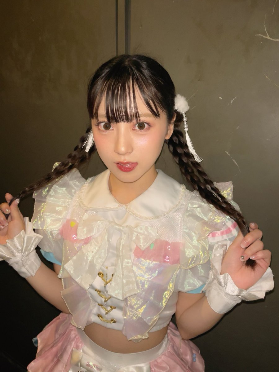 今日も一日ありがとうございました！🤍🙌🏻❕
ライブ＋ランウェイ＋ライブで、リハーサルや特典会を含めたらとっても大忙しでありがたくて幸せな1日だったけど、それをつかれたーーー😵‍💫🌀´-ってならないで、しあわせだった！たのしかった！って毎日のように思えてるのはみんながいてくれてるからだよ！今日も存在してくれてありがとうのきもち！ライブや特典会だけではもしかしたら私の想いが全部は伝わらない時もあるかもしれないけど、これからもたくさん伝えさせてね！いつもありがとう！だーーいすき！！！！

ガルアワさんランウェイおわってそのままの髪型とメイクでライブにきたなかがわさんです
⇩⇩⇩
