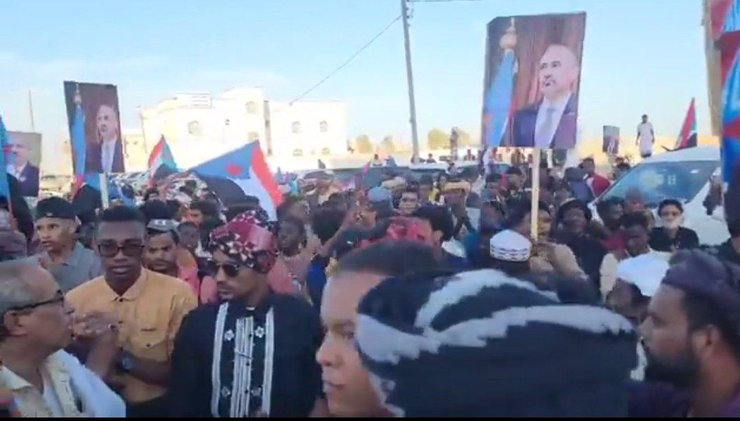 يذي بتسال عن الوظع ولخلل
الوظع عيسبر  علئ  كل حال

وصبرحكمه في كتابه ذي نزل
عهد الزبيدي بيجب الانفصال

 مالك ومال الي يبيعون البصل 
ولي يقولو وينهو عهد الرجال 

العهد  باقي  وبالقياده  الامل
وشعب لن يقبل باصحاب الشمال
#المهره_هويتها_جنوبيه