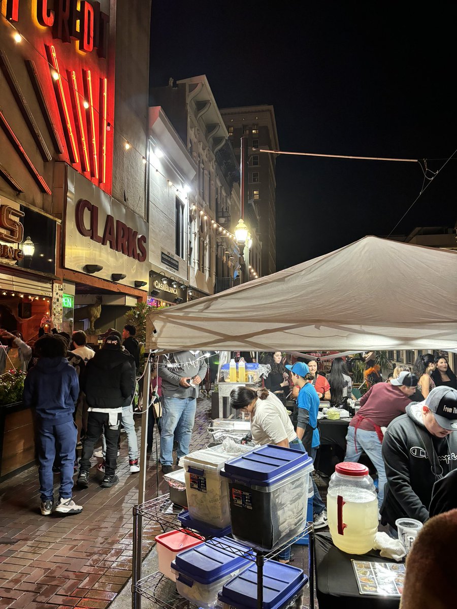 lepa_vale's tweet photo. Part of Main St being blocked off for cars so food stands can use the space at night is a Houston W. https://t.co/uDd0kf0bjr