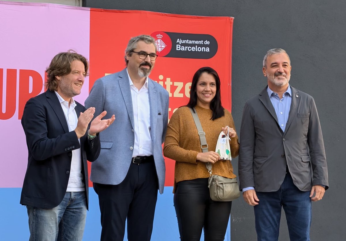 PSC_SantMarti's tweet photo. 🏠 Sant Martí compta avui amb 42 nous habitatges de lloguer assequible al Besòs i Maresme.

🔑 El regidor @david_escude ha participat a l’entrega de claus, juntament amb els consellers @lopez_nil, @sylvyls i @inmabajopaulara i el company Paco Abad.

#PlaViure https://t.co/FjbCBehxV2