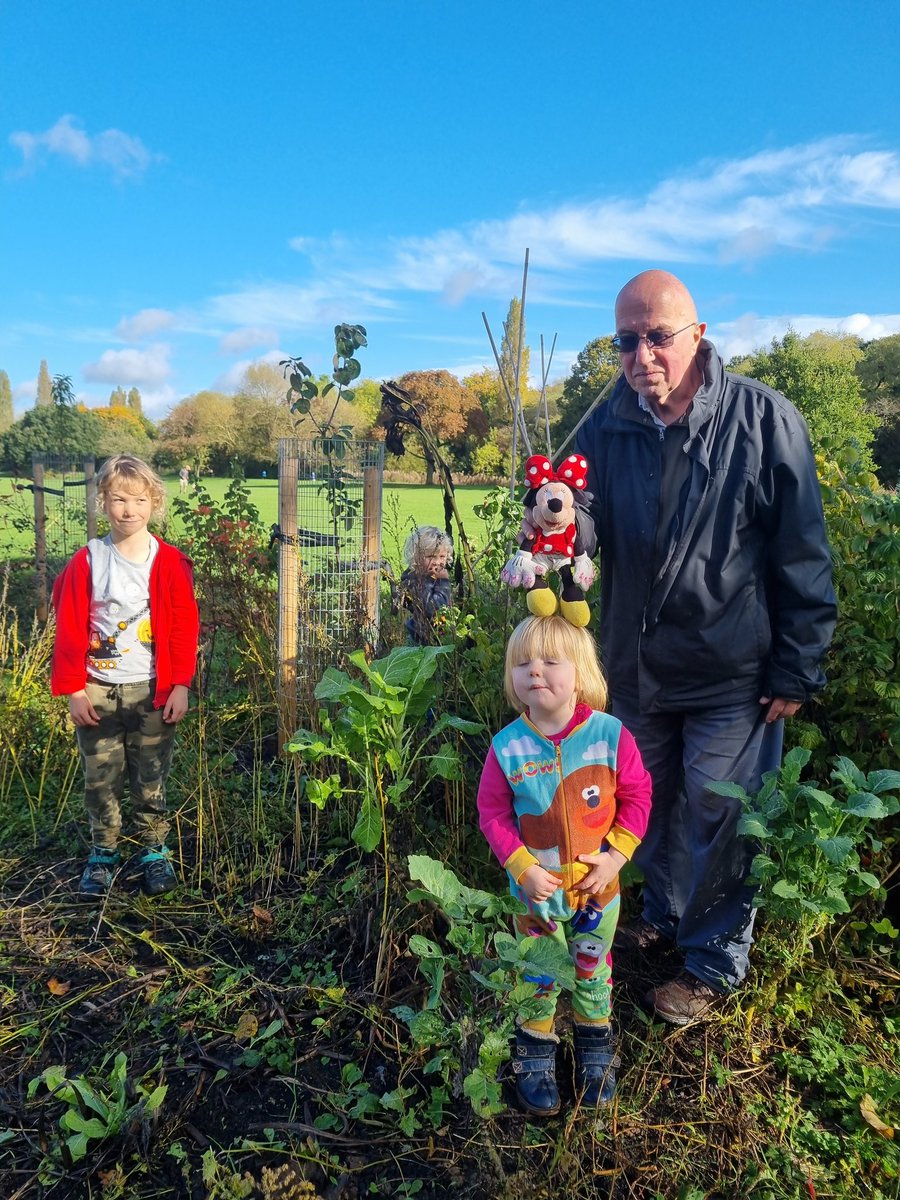 fruitnutvillage's tweet photo. The blue sky brought a lot of people out to #PebbleMillPlayingFields #ForestGarden today. It was a very busy session... and a lot of work has been completed. #SellyPark #STCommunityFund. Join us back there next weekend. https://t.co/5wlxZ3zAFM