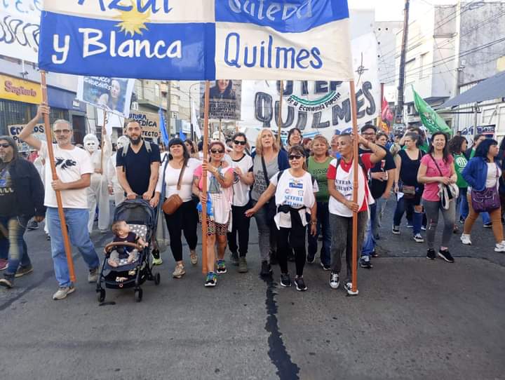 QSuteba's tweet photo. 🔷En el día de ayer 18/10/24 acompañamos en la MARCHA EN DEFENSA DE LAS UNIVERSIDADES 
PÚBLICAS.
🔷EN DEFENSA DE LA UNIVERSIDAD PÚBLICA, en contra de las POLÍTICAS DE DESFINANCIAMENTO Y AJUSTE DEL GOBIERNO NACIONAL DE MILEI.
🟦AGRUPACIÓN AZUL Y BOANCA DE SUTEBA QUILMES🟦 https://t.co/2vo1HbxeS3