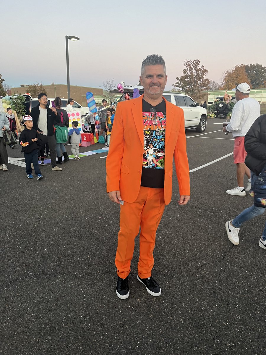 What an amazing turn out we had for Trunk or Treat at Warwick! It's always a blast seeing the kids, families, and staff all dressed up. Thank you to everyone that attended, decorated cars, and dressed up! 🐻🎃🍭#CBOneTeam