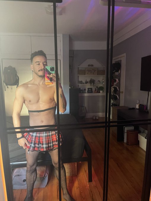 When the dom top asks you to wear a mini skirt you can only say, YES SIR https://t.co/OlJHsrLtJs